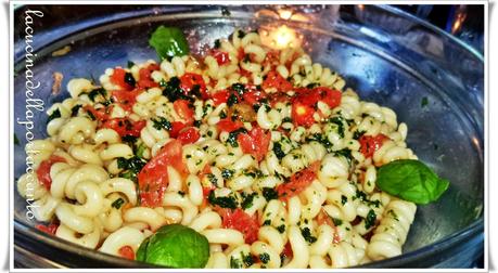 Insalata di pasta fredda al pesto del Sud