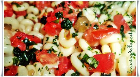 Insalata di pasta fredda al pesto del Sud