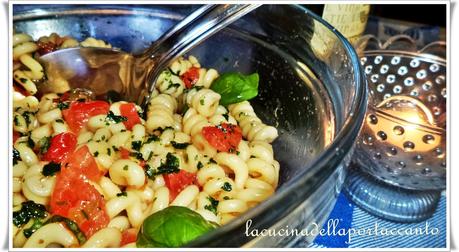 Insalata di pasta fredda al pesto del Sud