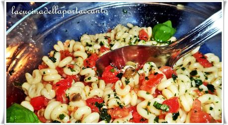 Insalata di pasta fredda al pesto del Sud