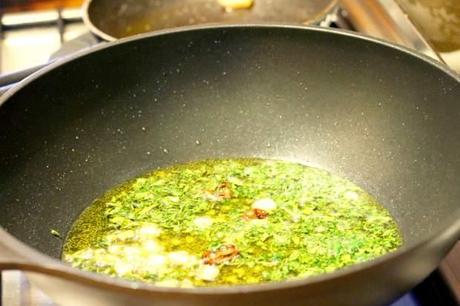 Soffritto per preparare gli spaghetti con pesce spada, pomodori e pesto