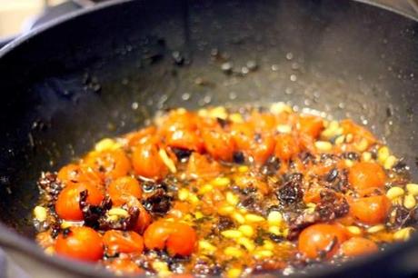 Sugo degli spaghetti con pesce spada, pomodori e pesto