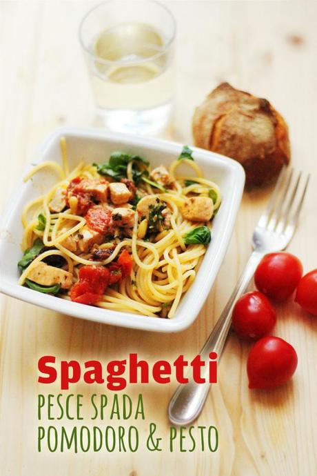 Spaghetti con pesce spada, pomodori e pesto pronti da mangiare