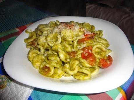 Orecchiette fatte in casa con salsa di rucola, mandorle e pomodorini