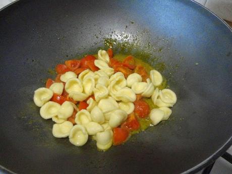 Orecchiette fatte in casa con salsa di rucola, mandorle e pomodorini