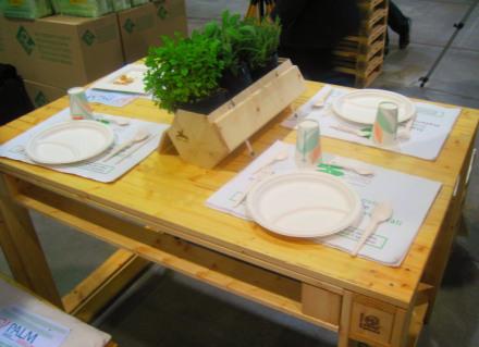tavolo con catering ecosostenibile