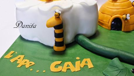 Vola, vola, vola, vola, vola, vola l'Ape Maia...... Torta Ape ....Gaia