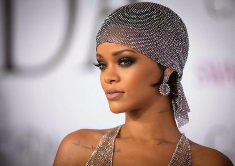 Scandalosa Rihanna: nuda alla cerimonia dei CFDA Awards