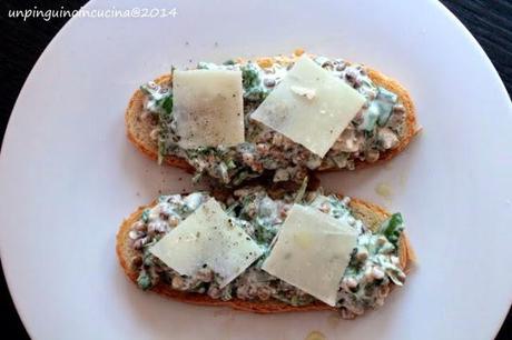 Bruschette con insalata di lenticchie, spinaci e yogurt