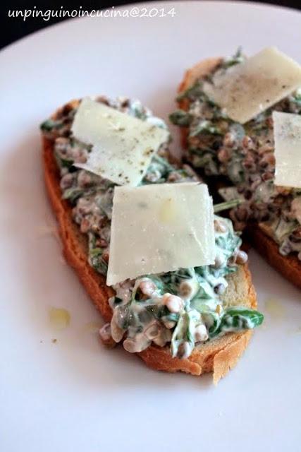 Bruschette con insalata di lenticchie, spinaci e yogurt