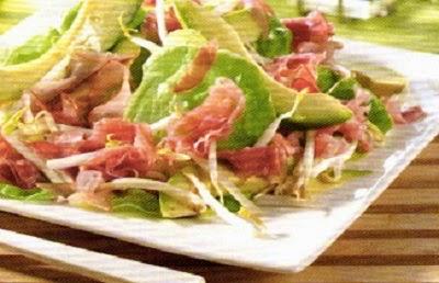 Insalata con prosciutto cotto arrosto, avocado e germogli di soia