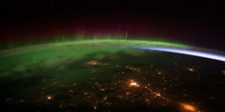 L'incontro fra le particelle cariche del vento solare e la ionosfera terrestre dà origine al fenomeno delle aurore polari. Uno spettacolo che potrebbe allargarsi fino al 45° parallelo su un pianeta in orbita attorno a una nana rossa.