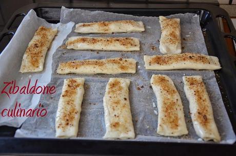 Pizza con cornice e sfogliatine di mele per cenare davanti alla tv Pizza con cornice e sfogliatine di mele per cenare davanti alla tv