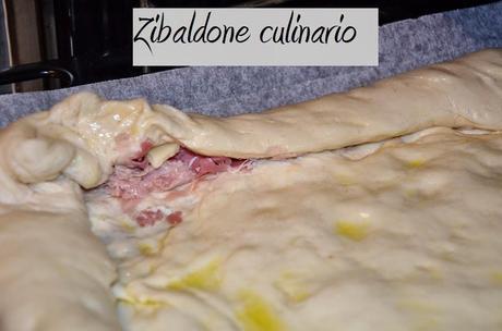 Pizza con cornice e sfogliatine di mele per cenare davanti alla tv Pizza con cornice e sfogliatine di mele per cenare davanti alla tv