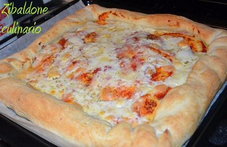Pizza con cornice e sfogliatine di mele per cenare davanti alla tv Pizza con cornice e sfogliatine di mele per cenare davanti alla tv