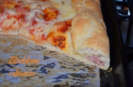 Pizza con cornice e sfogliatine di mele per cenare davanti alla tv Pizza con cornice e sfogliatine di mele per cenare davanti alla tv