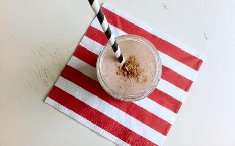 Healthy Food: ricetta smoothie con fragole e biscotti ai cereali