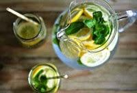 Acqua aromatizzata alla menta, limone e cetriolo: depurativa e super rinfrescante