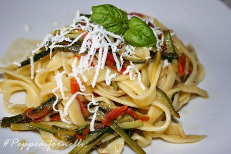 Tagliatelle con zucchine, pizzutelli e cacioricotta.