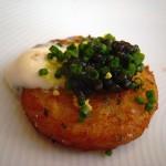 800px-Caviar_on_potato_cake_with_crème_fraîche_and_chive