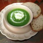 800px-Spring_pea_soup_with_crème_fraîche_and_bread