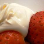 800px-Strawberries_and_crème_fraîche