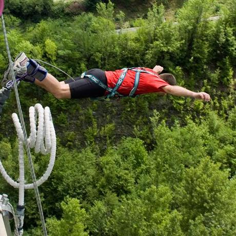 Luoghi per fare bungee jumping in Italia - Salto nel vuoto