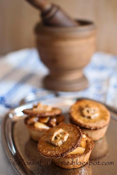 SCRIGNI DUCALI AL MIELE CON MOUSSE DI MOSCATO, MELE E FICHI CARAMELLATI
