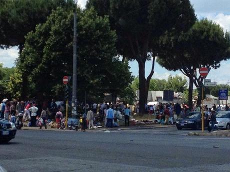 Durante e dopo il mercato domenicale della monnezza all'incrocio tra Via Prenestina e Viale Palmiro Togliatti