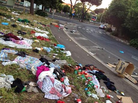 Durante e dopo il mercato domenicale della monnezza all'incrocio tra Via Prenestina e Viale Palmiro Togliatti