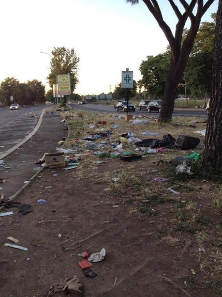 Durante e dopo il mercato domenicale della monnezza all'incrocio tra Via Prenestina e Viale Palmiro Togliatti