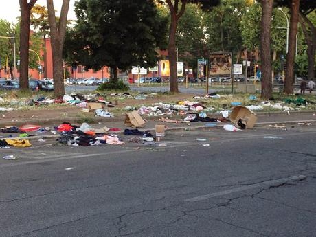 Durante e dopo il mercato domenicale della monnezza all'incrocio tra Via Prenestina e Viale Palmiro Togliatti