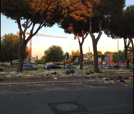 Durante e dopo il mercato domenicale della monnezza all'incrocio tra Via Prenestina e Viale Palmiro Togliatti