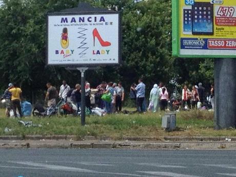 Durante e dopo il mercato domenicale della monnezza all'incrocio tra Via Prenestina e Viale Palmiro Togliatti