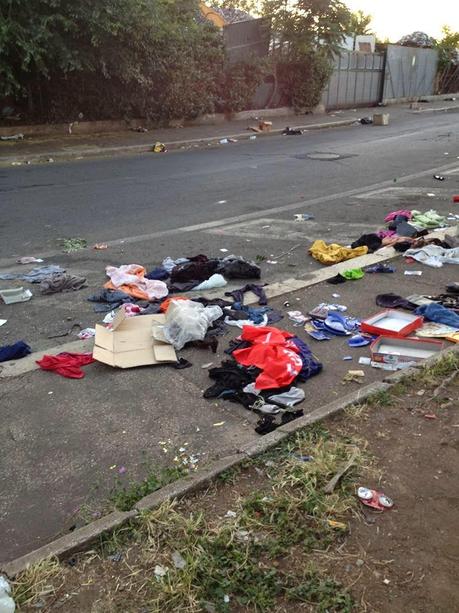 Durante e dopo il mercato domenicale della monnezza all'incrocio tra Via Prenestina e Viale Palmiro Togliatti