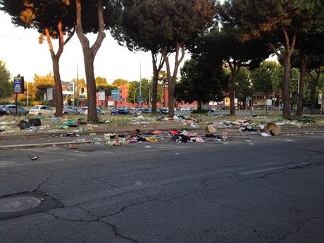 Durante e dopo il mercato domenicale della monnezza all'incrocio tra Via Prenestina e Viale Palmiro Togliatti