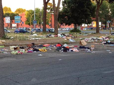 Durante e dopo il mercato domenicale della monnezza all'incrocio tra Via Prenestina e Viale Palmiro Togliatti