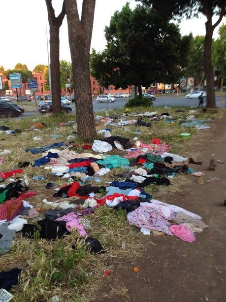 Durante e dopo il mercato domenicale della monnezza all'incrocio tra Via Prenestina e Viale Palmiro Togliatti