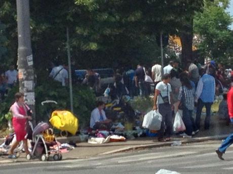 Durante e dopo il mercato domenicale della monnezza all'incrocio tra Via Prenestina e Viale Palmiro Togliatti