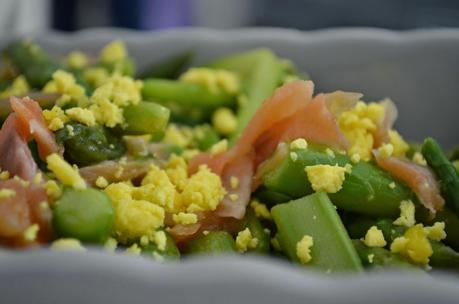 Insalata di asparagi e salmone