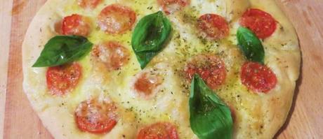 pizza bianca al farro con pomodorini  e basilico
