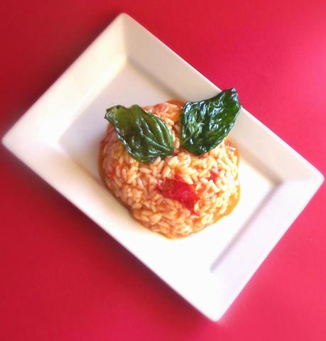 Risotto rosso con chips di pomodoro e basilico croccante e la promessa