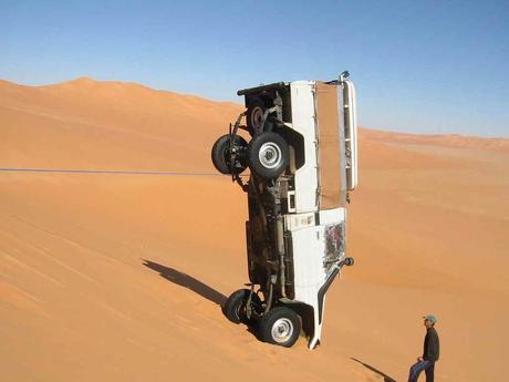 Auto rovesciata nel deserto