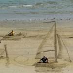 Le incredibili illusioni ottiche da spiaggia di Jamie Harkins