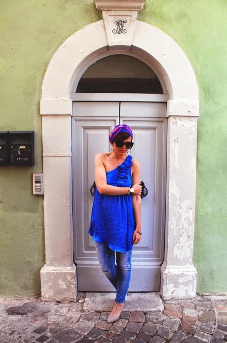 Outfit: top monospalla Liu Jo, turbante e scarpe con mezzo tacco