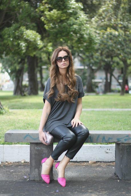 lovehandmade fashion blog_barbara valentina grimaldi fashion blogger_zara leather pants maxi shirt_spektre sunglasses_glitter clutch pomikaki_pink furry flats plexi_golden ring accessorize_almond nails black opaque