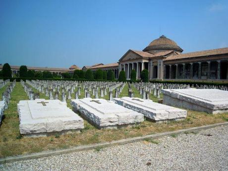 Cimitero di San Cataldo, Modena – Le tombe dei caduti della prima guerra mondiale.