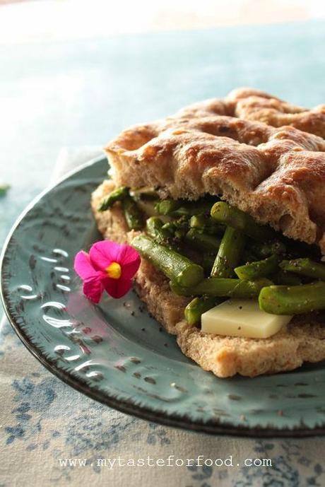 Focaccia integrale con asparagi e formaggio