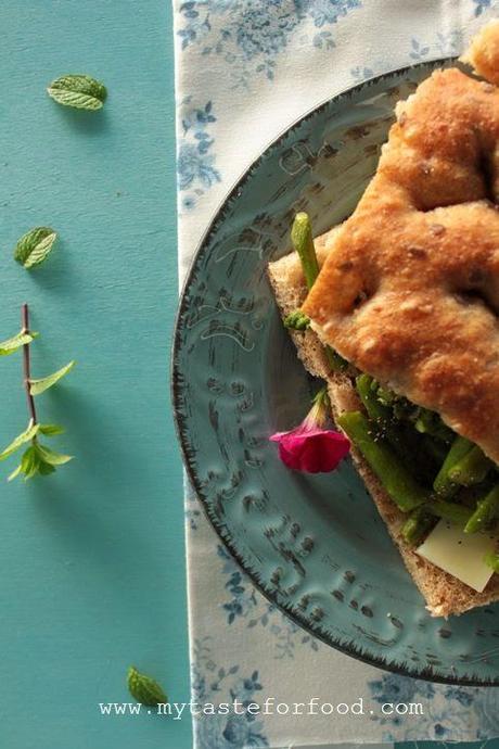 Focaccia integrale con asparagi e formaggio