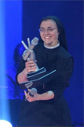 The Voice of Italy: vince Suor Cristina Scuccia e recita il Padre Nostro…